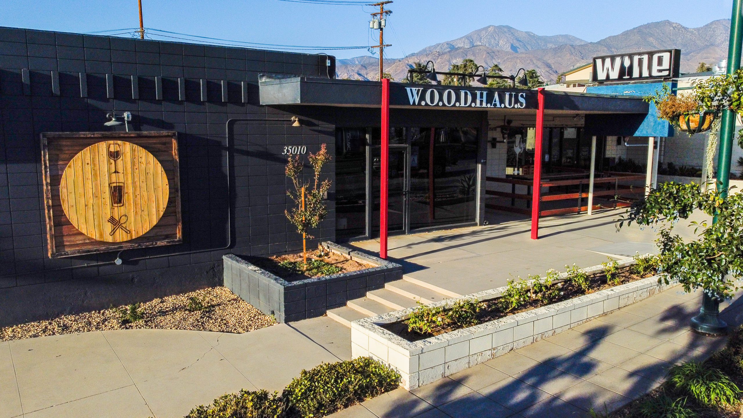 A view of the front of Woodhaus pizza in Yucaipa from the street